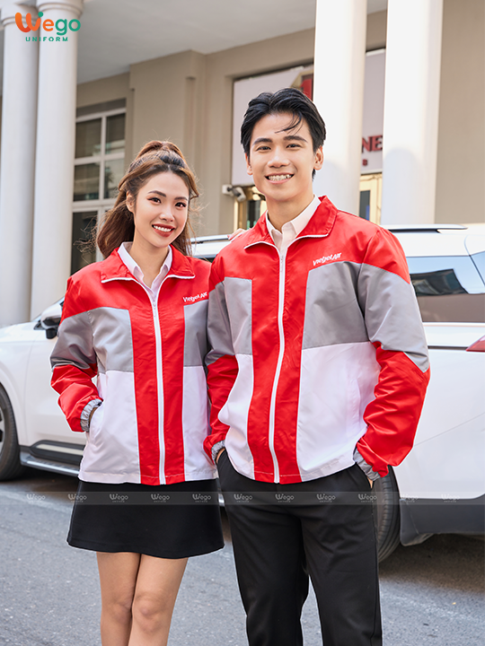 Đồng phục áo gió Cozyfree màu đỏ đô phối trắng và ghi chì