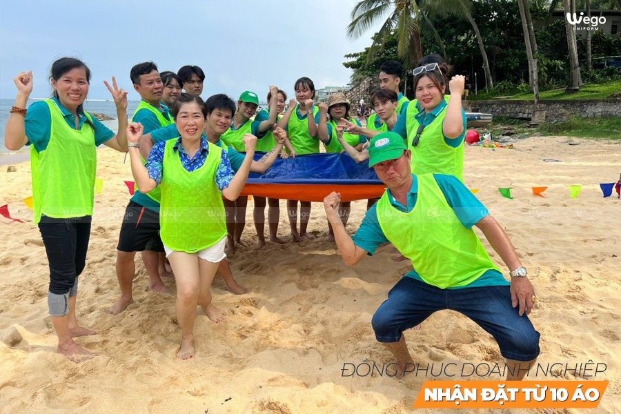 dong phuc du lich bien